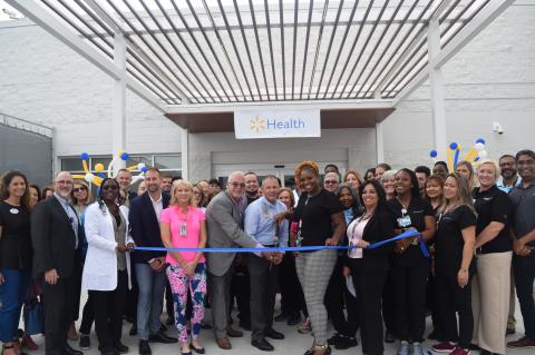 Walmart Health Vice President David Reitnauer (center) and Walmart professionals cut the ribbon at Thursday’s grand opening. 